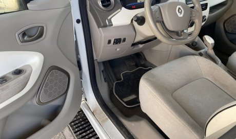 Nettoyage intérieur voiture Renault Zoé à Bourgoin Jallieu par WASHER AUTO