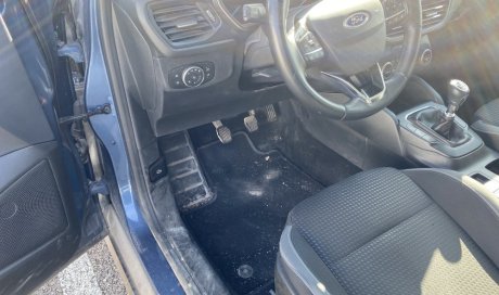Lavage intérieur et extérieur d'une Ford Focus SW à Saint Priest. WASHER-AUTO