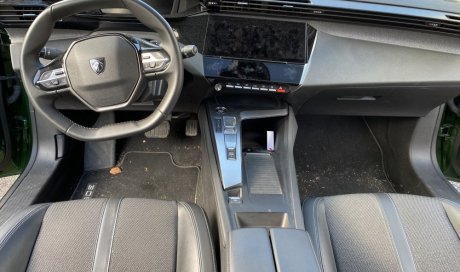 Nettoyage intérieur et extérieur pour cette PEUGEOT 308 à SAINT-PRIEST 