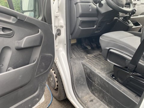Nettoyage intérieur cabine utilitaire Renault Master à domicile à Bourgoin Jallieu