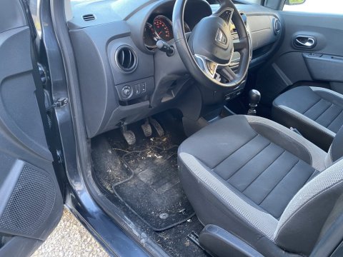 Nettoyage intérieur Dacia Dokker au domicile de la cliente à Bourgoin Jallieu