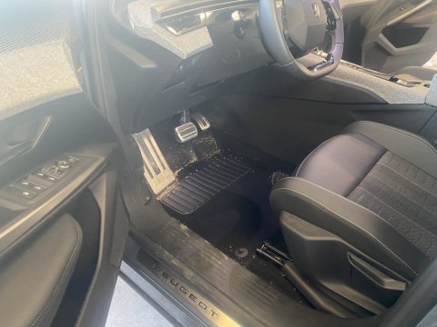 Nettoyage intérieur d'un nouveau Peugeot 5008