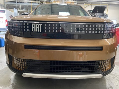 Nettoyage intérieur et extérieur pour cette FIAT PANDA à Saint Quentin Fallavier