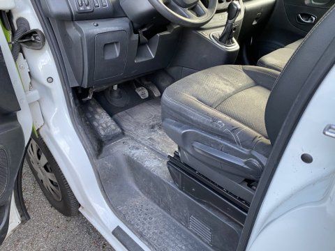 Nettoyage intérieur cabine NISSAN NV 300 à SAINT QUENTIN FALLAVIER