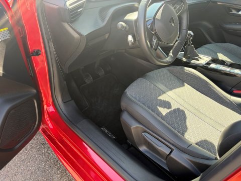Nettoyage intérieur et extérieur pour cette PEUGEOT 208 à BOURGOIN-JALLIEU