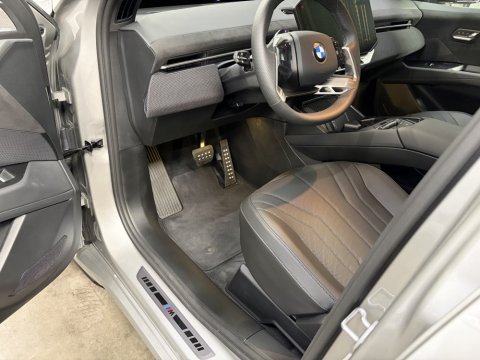 Nettoyage intérieur et extérieur de cette BMW iX3 à CORBAS