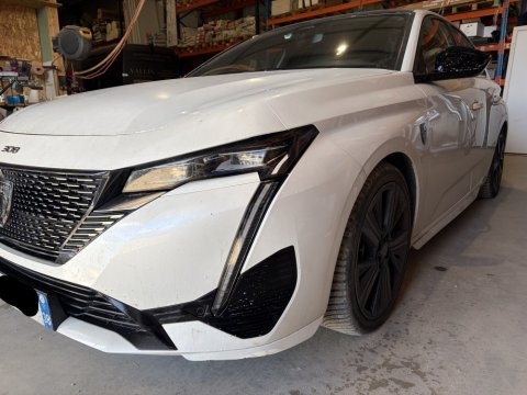 Nettoyage intérieur et extérieur de cette PEUGEOT 308 à BOURGOIN JALLIEU