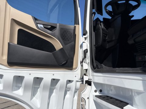 Nettoyage complet intérieur double cabine POIDS-LOURD à BOURGOIN JALLIEU