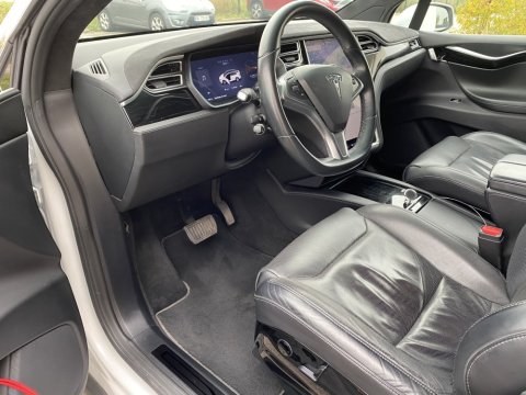 Lavage intérieur et extérieur d'une Tesla modèle X à Bourgoin Jallieu