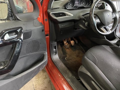 Nettoyage intérieur de voiture à Saint Quentin Fallavier. WASHER AUTO