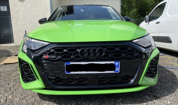 Nettoyage mensuel intérieur et extérieur de cette AUDI RS3 à BOURGOIN-JALLIEU