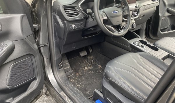Nettoyage intérieur et extérieur FORD KUGA à SAINT QUENTIN FALLAVIER