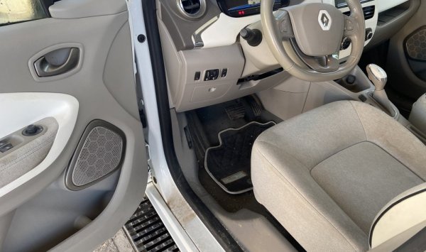 Nettoyage intérieur voiture Renault Zoé à Bourgoin Jallieu par WASHER AUTO