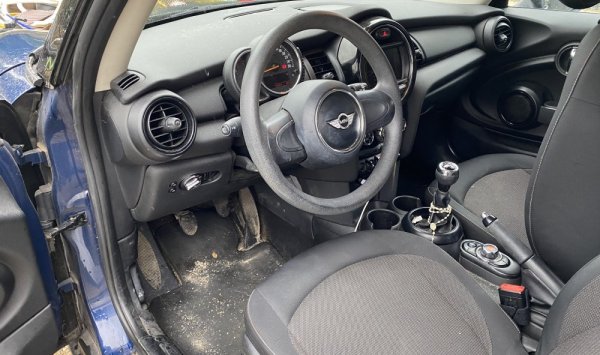Lavage intérieur Mini Cooper à Saint Quentin Fallavier. WASHER-AUTO