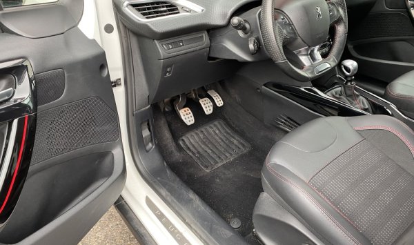 Nettoyage intérieur de ce PEUGEOT 2008 à Saint Quentin Fallavier 