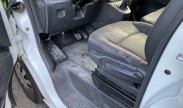 Nettoyage intérieur cabine NISSAN NV 300 à SAINT QUENTIN FALLAVIER