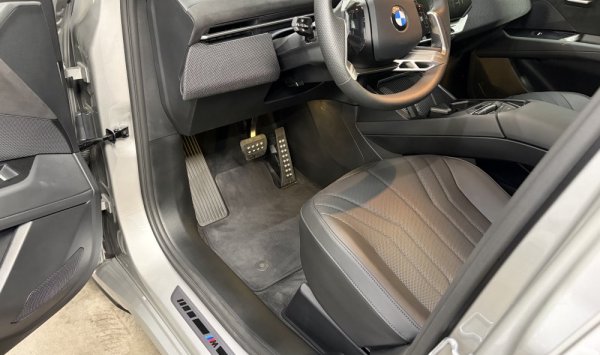 Nettoyage intérieur et extérieur de cette BMW iX3 à CORBAS