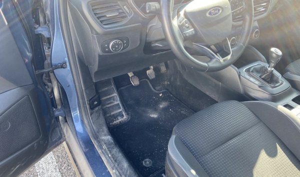 Lavage intérieur et extérieur d'une Ford Focus SW à Saint Priest. WASHER-AUTO