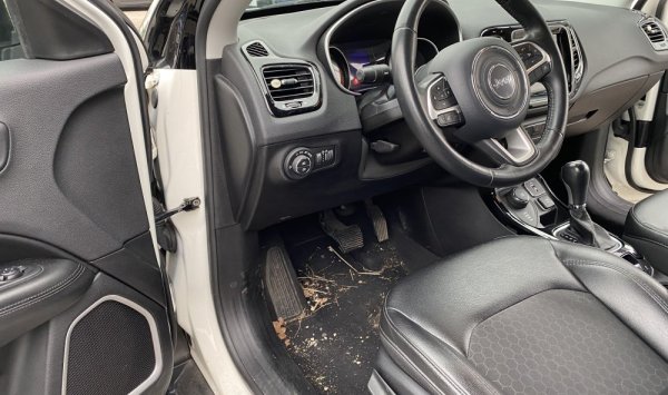 Nettoyage intérieur Jeep Compass à Saint Quentin Fallavier