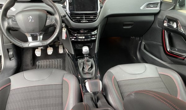Nettoyage intérieur de ce PEUGEOT 2008 à SAINT QUENTIN FALLAVIER