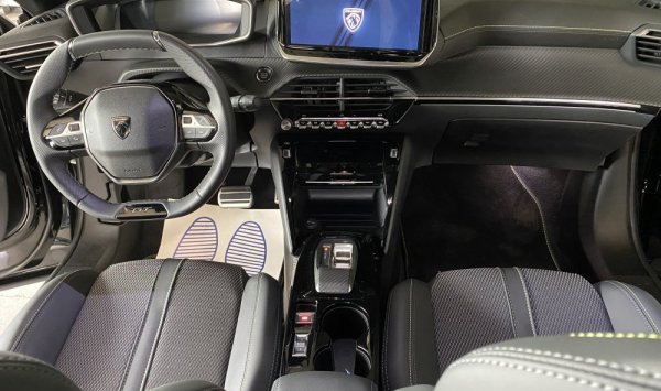 Nettoyage intérieur de cette PEUGEOT 2008 à BOURGOIN-JALLIEU