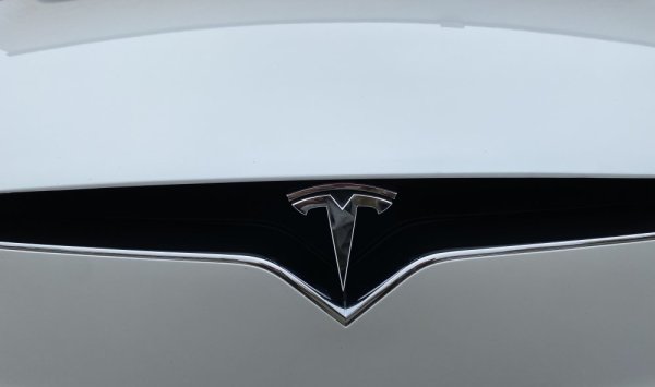 Lavage intérieur et extérieur d'une Tesla modèle X à Bourgoin Jallieu
