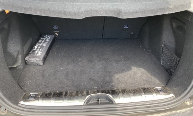 Nettoyage intérieur et extérieur de ce Peugeot 2008 à Bourgoin Jallieu