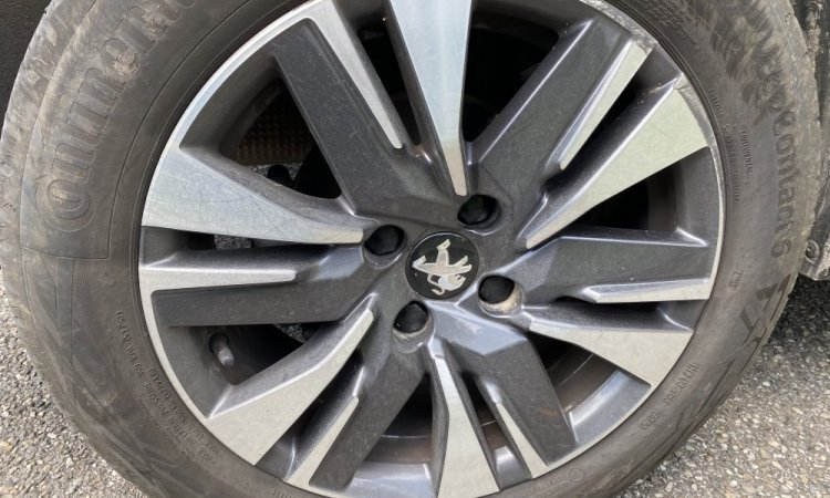Nettoyage intérieur et extérieur de ce Peugeot 2008 à Bourgoin Jallieu