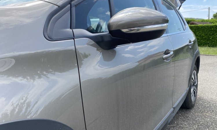 Nettoyage intérieur et extérieur de ce Peugeot 2008 à Bourgoin Jallieu