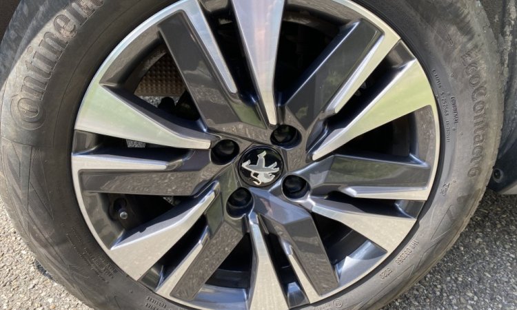 Nettoyage intérieur et extérieur de ce Peugeot 2008 à Bourgoin Jallieu