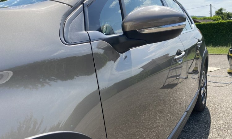 Nettoyage intérieur et extérieur de ce Peugeot 2008 à Bourgoin Jallieu