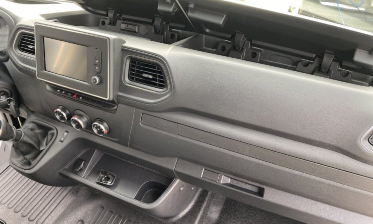 Nettoyage intérieur cabine utilitaire Renault Master à domicile à Bourgoin Jallieu