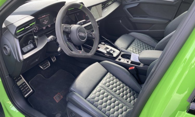 Nettoyage mensuel intérieur et extérieur de cette AUDI RS3 à BOURGOIN-JALLIEU