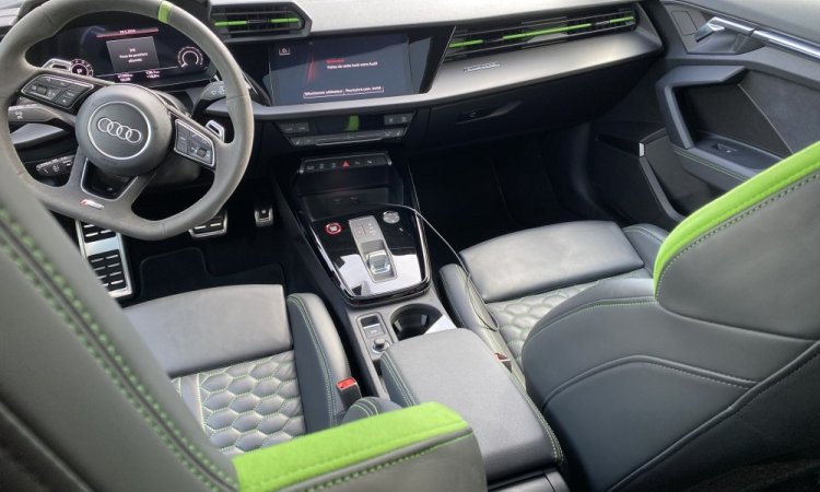 Nettoyage mensuel intérieur et extérieur de cette AUDI RS3 à BOURGOIN-JALLIEU