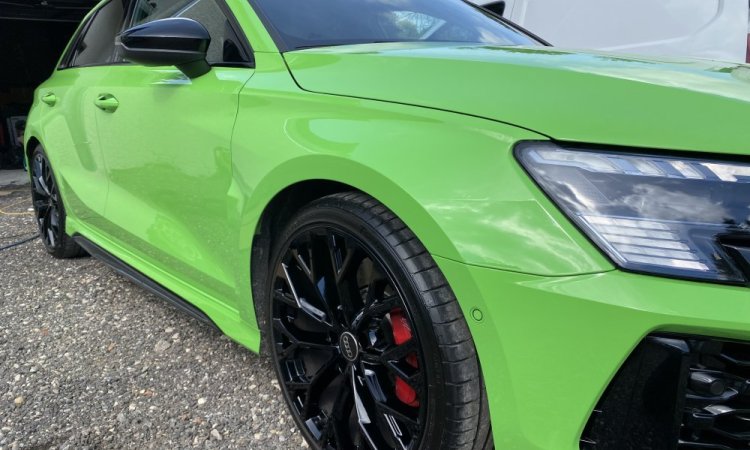 Nettoyage mensuel intérieur et extérieur de cette AUDI RS3 à BOURGOIN-JALLIEU