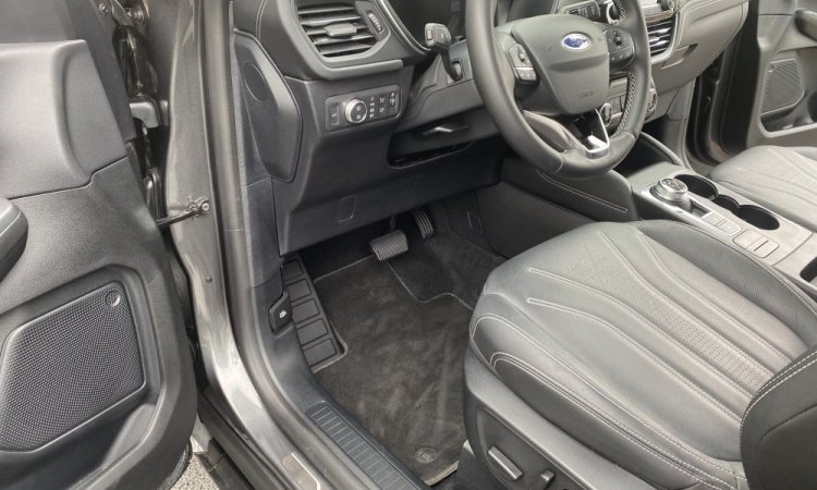 Nettoyage intérieur et extérieur FORD KUGA à SAINT QUENTIN FALLAVIER