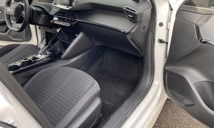 Nettoyage intérieur Peugeot 208 a CORBAS