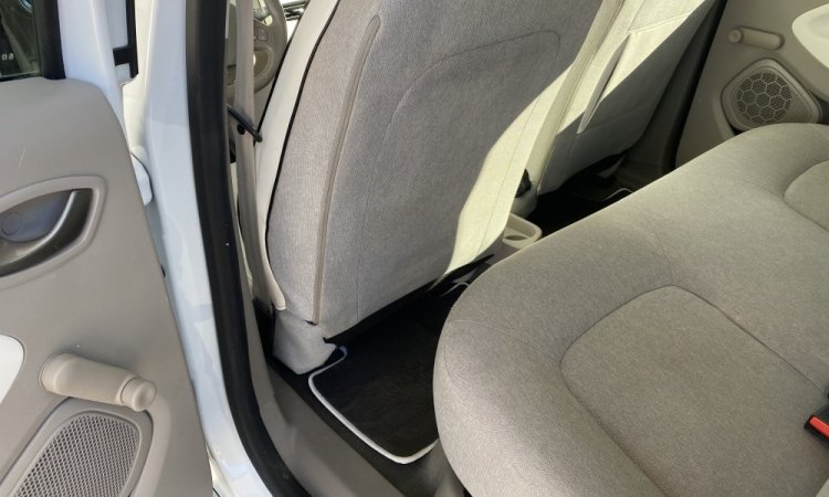 Nettoyage intérieur voiture Renault Zoé à Bourgoin Jallieu par WASHER AUTO