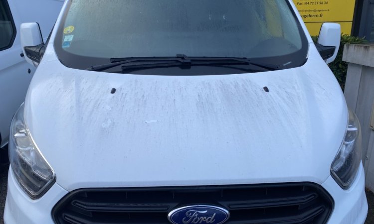 Nettoyage extérieur utilitaire Ford Transit à Corbas