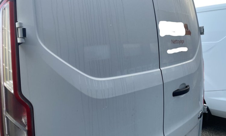 Nettoyage extérieur utilitaire Ford Transit à Corbas