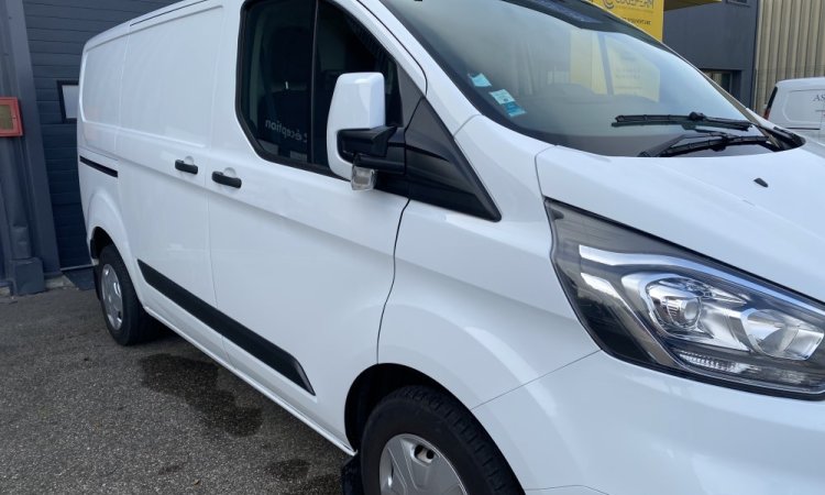 Nettoyage extérieur utilitaire Ford Transit à Corbas