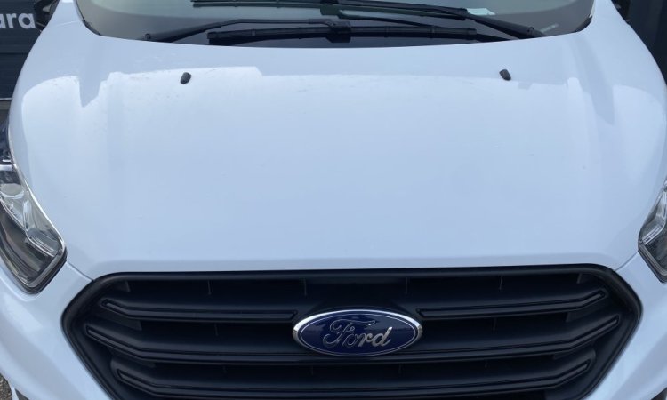 Nettoyage extérieur utilitaire Ford Transit à Corbas