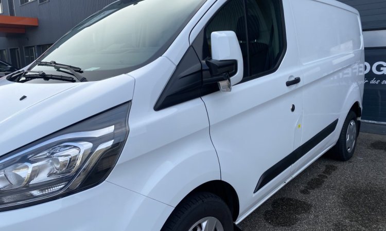 Nettoyage extérieur utilitaire Ford Transit à Corbas