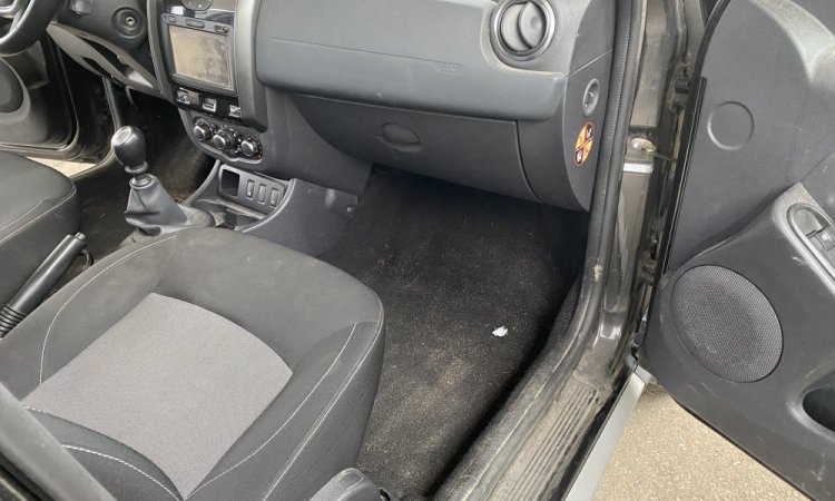Nettoyage intérieur de Dacia Duster à Corbas par WASHER-AUTO