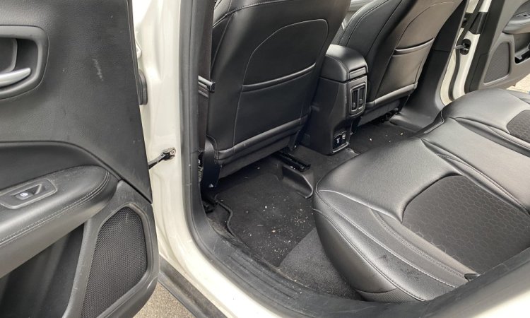 Nettoyage intérieur Jeep Compass à Saint Quentin Fallavier