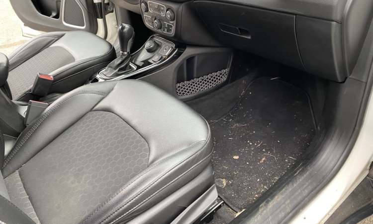 Nettoyage intérieur Jeep Compass à Saint Quentin Fallavier