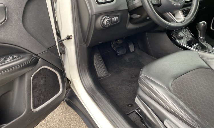 Nettoyage intérieur Jeep Compass à Saint Quentin Fallavier