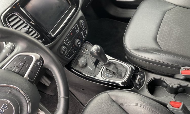 Nettoyage intérieur Jeep Compass à Saint Quentin Fallavier