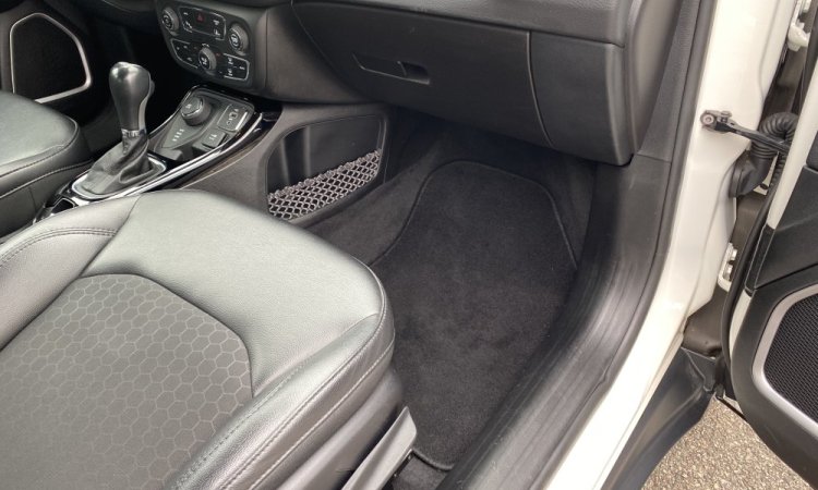 Nettoyage intérieur Jeep Compass à Saint Quentin Fallavier