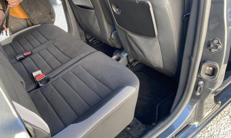 Nettoyage intérieur Dacia Dokker au domicile de la cliente à Bourgoin Jallieu